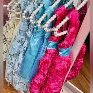 NEW vibrant pink fashion dress. Beautiful délicat détail. Quality is A1.